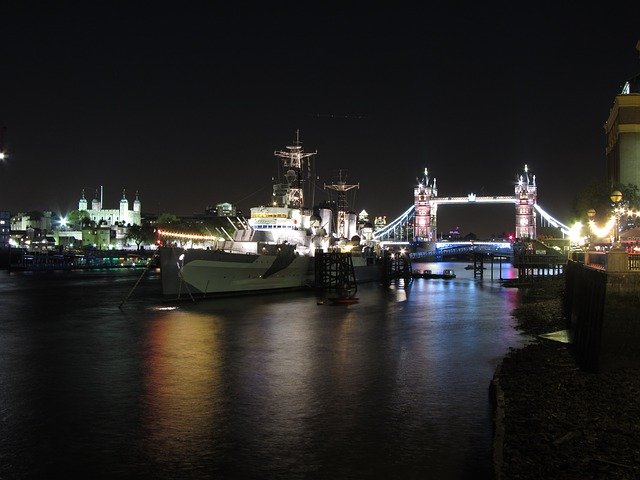 Free download light reflections thames night free picture to be edited with GIMP free online image editor