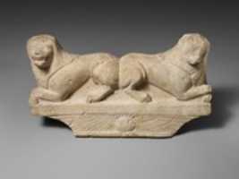 Téléchargement gratuit Embout en calcaire d'une stèle funéraire avec deux lions couchés photo ou image gratuite à modifier avec l'éditeur d'images en ligne GIMP
