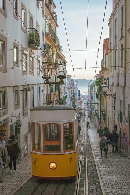 Scarica gratuitamente l'immagine gratuita della ferrovia del tram di Lisbona Lisbona Portogallo da modificare con l'editor di immagini online gratuito GIMP