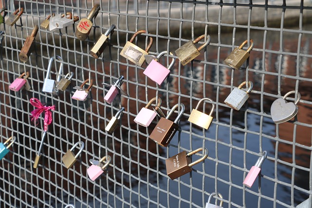 دانلود رایگان عکس عاشقانه تعهد قفل عشق برای ویرایش با ویرایشگر تصویر آنلاین رایگان GIMP