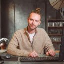 Man and blond hair  screen for extension Chrome web store in OffiDocs Chromium