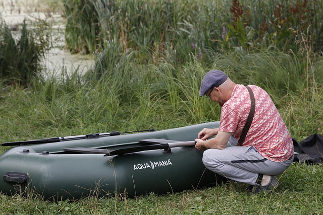Bezpłatne pobieranie człowieka na łodzi wakacje wiosłuje na jeziorze darmowe zdjęcie do edycji za pomocą bezpłatnego internetowego edytora obrazów GIMP