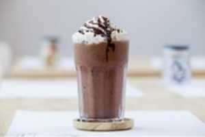 Muat turun percuma Milkshake Coklat Yang Manis Dan Menyegarkan gambar atau gambar percuma untuk diedit dengan editor imej dalam talian GIMP