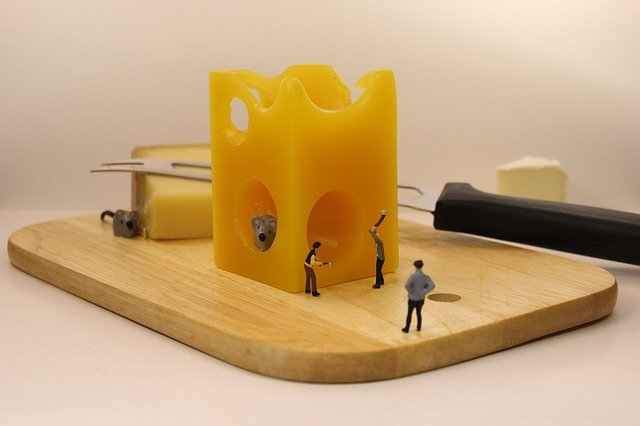 Free download miniature figures mousetrap cheese free picture to be edited with GIMP free online image editor