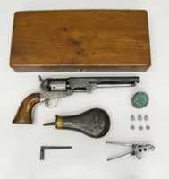 Download gratuito Revolver a percussione modello 1851 Colt Navy, numero di serie 29705, con custodia e accessori foto o immagine gratuite da modificare con l'editor di immagini online GIMP