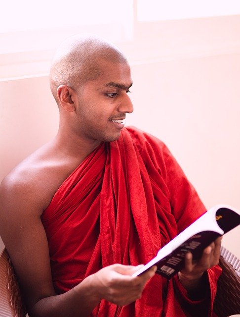Téléchargement gratuit moine prêche haut-parleur livre bouddhiste image gratuite à éditer avec l'éditeur d'images en ligne gratuit GIMP