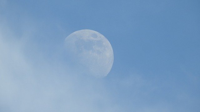 Tải xuống miễn phí Moon Blue Sky Clouds - ảnh hoặc ảnh miễn phí được chỉnh sửa bằng trình chỉnh sửa ảnh trực tuyến GIMP