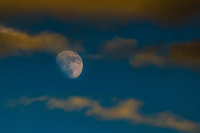 Descarga gratuita Moon Rising Sky Clouds: foto o imagen gratuita para editar con el editor de imágenes en línea GIMP