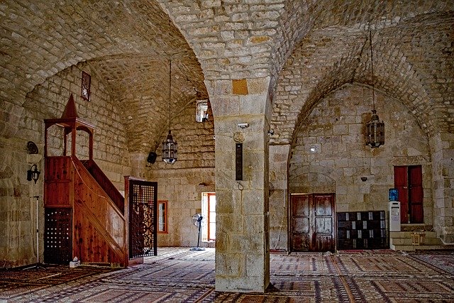 Bezpłatne pobieranie bezpłatnego zdjęcia wnętrza meczetu z kamiennego sklepienia do edycji za pomocą bezpłatnego internetowego edytora obrazów GIMP