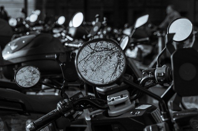 دانلود رایگان عکس موتور سیکلت آینه موتور سیکلت با ویرایشگر تصویر آنلاین رایگان GIMP ویرایش می شود