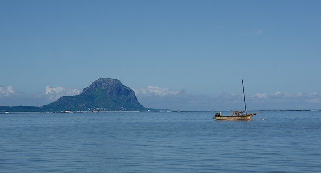 Kostenloser Download Mountain Le Morne Boat Mauritius Kostenloses Bild, das mit GIMP kostenloser Online-Bildbearbeitung bearbeitet werden kann
