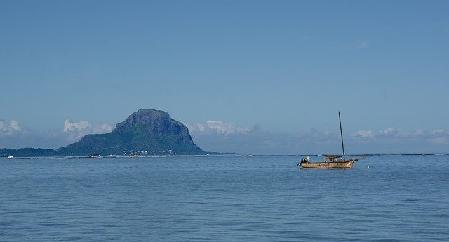 Téléchargement gratuit montagne le morne bateau maurice image gratuite à éditer avec l'éditeur d'images en ligne gratuit GIMP