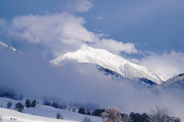 Бесплатно скачать горы облака снежное поле долина бесплатное изображение для редактирования в GIMP бесплатный онлайн-редактор изображений