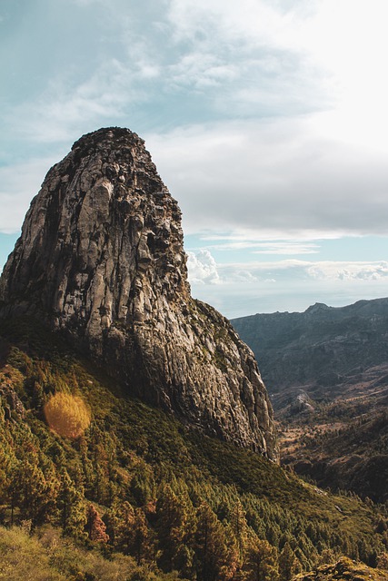 Téléchargement gratuit d'une image gratuite d'arbres de paysage de sommet de montagnes à modifier avec l'éditeur d'images en ligne gratuit GIMP