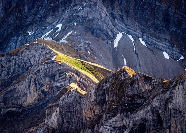 قم بتنزيل صورة مجانية للمناظر الطبيعية والجبال الصخرية لتحريرها باستخدام محرر الصور المجاني عبر الإنترنت GIMP