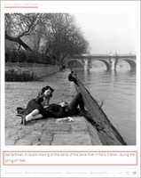 Descarga gratuita Nat Farbman Una pareja relajándose a orillas del río Sena en París, Francia durante la primavera de 1949 foto o imagen gratis para editar con el editor de imágenes en línea GIMP