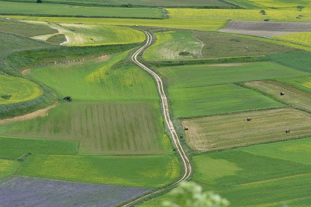 قم بتنزيل صورة مجانية لـ Nature street castelluccio di norcia ليتم تحريرها باستخدام محرر الصور المجاني عبر الإنترنت من GIMP