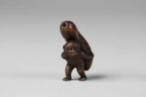 تنزيل مجاني لـ Netsuke of Monkey يحمل مخللًا على ظهره صورة مجانية أو صورة لتحريرها باستخدام محرر الصور عبر الإنترنت GIMP