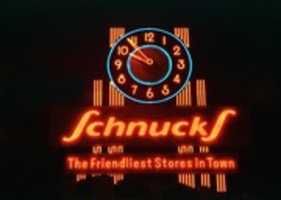 Unduh gratis Night view of the Schnucks Clock (1988) foto atau gambar gratis untuk diedit dengan editor gambar online GIMP