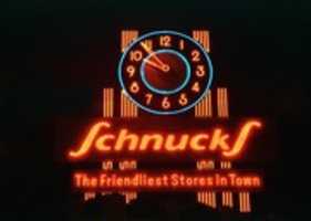 دانلود رایگان Night view of the Schnucks Clock (1988) عکس یا تصویر رایگان برای ویرایش با ویرایشگر تصویر آنلاین GIMP