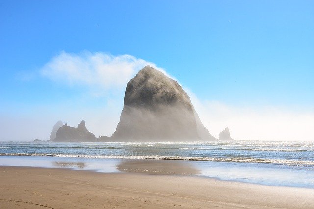 Bezpłatne pobieranie ocean plaża morze mgła chmury natura darmowe zdjęcie do edycji za pomocą bezpłatnego edytora obrazów online GIMP