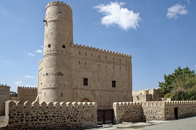Scarica gratuitamente l'immagine gratuita della fortezza della città di Oman al Ahmadi da modificare con l'editor di immagini online gratuito GIMP