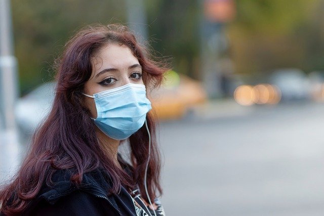 Scarica gratuitamente un'immagine gratuita per la pandemia della maschera per il viso di una donna all'aperto da modificare con l'editor di immagini online gratuito GIMP