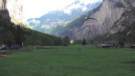 免费下载滑翔伞山瀑布 - 使用 OpenShot 在线视频编辑器编辑的免费视频