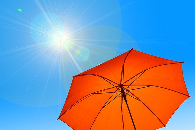 Бесплатно скачать зонтик зонтик солнце небеса синий бесплатное изображение для редактирования с помощью бесплатного онлайн-редактора изображений GIMP