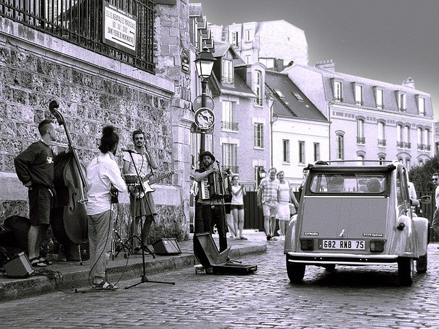 Bezpłatne pobieranie darmowego obrazu paryskiej muzyki ulicznej z Montmartre do edycji za pomocą bezpłatnego internetowego edytora obrazów GIMP