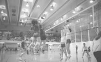 Unduh gratis Partie de volley-ball, 1974 foto atau gambar gratis untuk diedit dengan editor gambar online GIMP