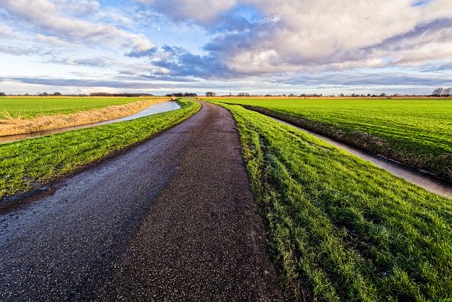 Téléchargement gratuit d'une image gratuite de pâturage vert air nuages ​​horizon à modifier avec l'éditeur d'images en ligne gratuit GIMP