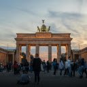 People are standing in front of the brandenburg gate at sunset  screen for extension Chrome web store in OffiDocs Chromium