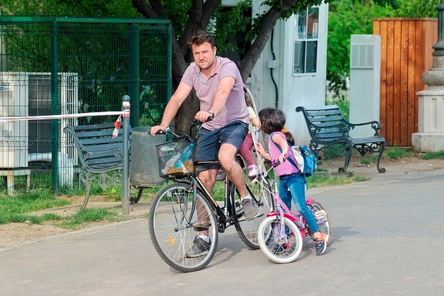 Descărcare gratuită oameni bărbat tată băieți bicicletă mergând imagine gratuită pentru a fi editată cu editorul de imagini online gratuit GIMP