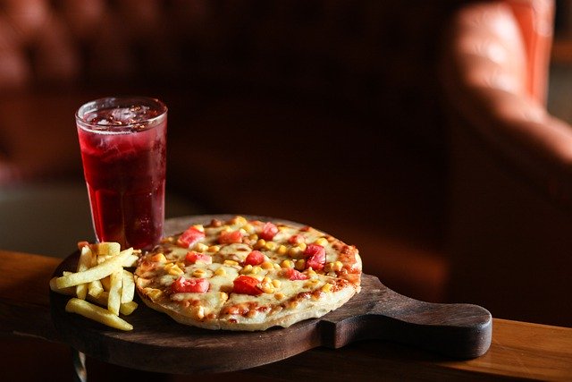 Téléchargement gratuit d'une photo gratuite de pizza, de nourriture, de repas d'amour, de frites, de café, à modifier avec l'éditeur d'images en ligne gratuit GIMP