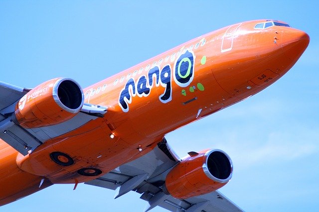 Scarica gratis l'immagine gratis dell'aeroplano che viaggia in arancione da modificare con l'editor di immagini online gratuito di GIMP