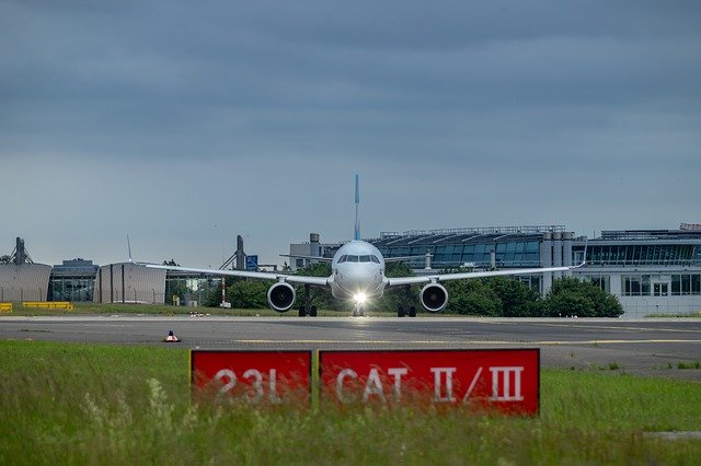 Бесплатно скачать самолет в аэропорту ангар летать путешествия бесплатно изображение для редактирования с помощью бесплатного онлайн-редактора изображений GIMP