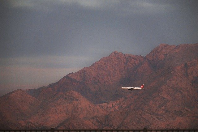 GIMP ücretsiz çevrimiçi resim düzenleyiciyle düzenlenecek ücretsiz indir uçak karanlık dağ taş çöl ücretsiz resmi