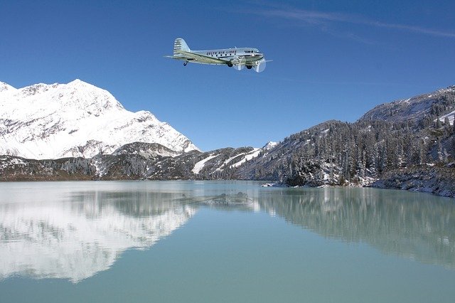 Bezpłatne pobieranie samolotu dc3 izolowane lotnictwo latające darmowe zdjęcie do edycji za pomocą bezpłatnego internetowego edytora obrazów GIMP