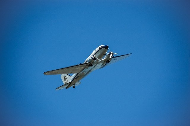 Kostenloser Download Flugzeug historische Airshow Flug kostenloses Bild zur Bearbeitung mit dem kostenlosen Online-Bildeditor GIMP