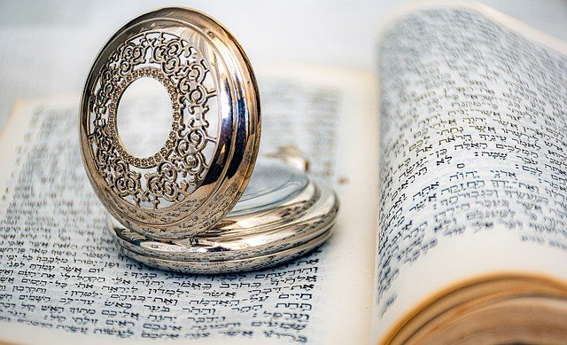 Scarica gratuitamente l'immagine gratuita dell'orologio da tasca con testo ebraico religioso da modificare con l'editor di immagini online gratuito GIMP