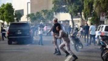 Free download policia-congreso-1-777x437 free photo or picture to be edited with GIMP online image editor