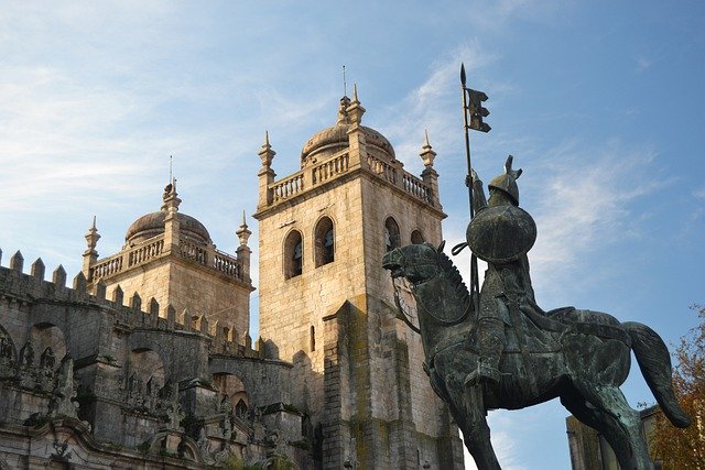 Descarga gratuita de la estatua de la catedral de Oporto Imagen gratuita de Oporto para editar con el editor de imágenes en línea gratuito GIMP