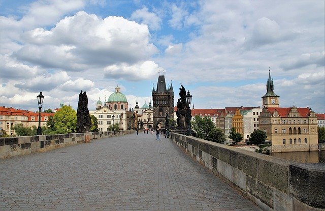Descargue gratis la imagen gratuita de la ciudad vacía del puente de Carlos de Praga para editar con el editor de imágenes en línea gratuito GIMP