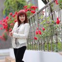 Pretty girl next to the flower fence  screen for extension Chrome web store in OffiDocs Chromium