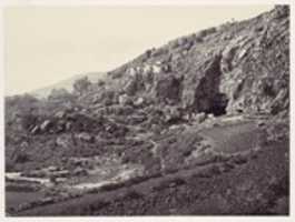 Kostenloser Download Hauptquelle des Jordan, Fließt aus einer Höhle in der Nähe von Banias, in der Nähe der Stätte der nördlichen Stadt Dan, der Grenzstadt Israels, kostenloses Foto oder Bild zur Bearbeitung mit GIMP-Online-Bildbearbeitung