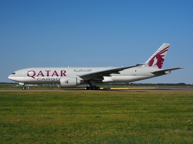 قم بتنزيل صورة الخطوط الجوية القطرية للبضائع بوينج 777 مجانًا ليتم تحريرها باستخدام محرر الصور المجاني عبر الإنترنت من GIMP