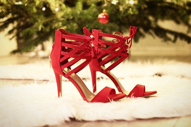 Download gratuito Modello fotografico gratuito di scarpe rosse con tacco alto da modificare con l'editor di immagini online di GIMP