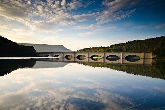 Bezpłatne pobieranie zbiornika mostowego wsi jezioro darmowe zdjęcie do edycji za pomocą bezpłatnego internetowego edytora obrazów GIMP