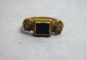 Безкоштовно завантажте Ring with Inset Rectangular Cut Stone безкоштовну фотографію або зображення для редагування за допомогою онлайн-редактора зображень GIMP